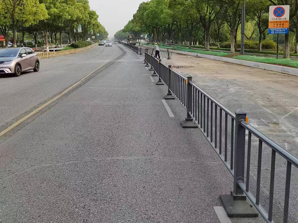 马路交通设施护栏设置在马路边缘或中央起保护作用
