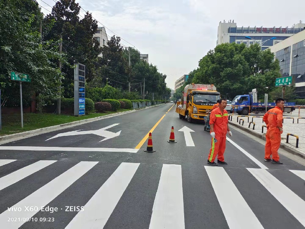 市政道路划线的标准是根据道路的功能和交通管控需求来确定的